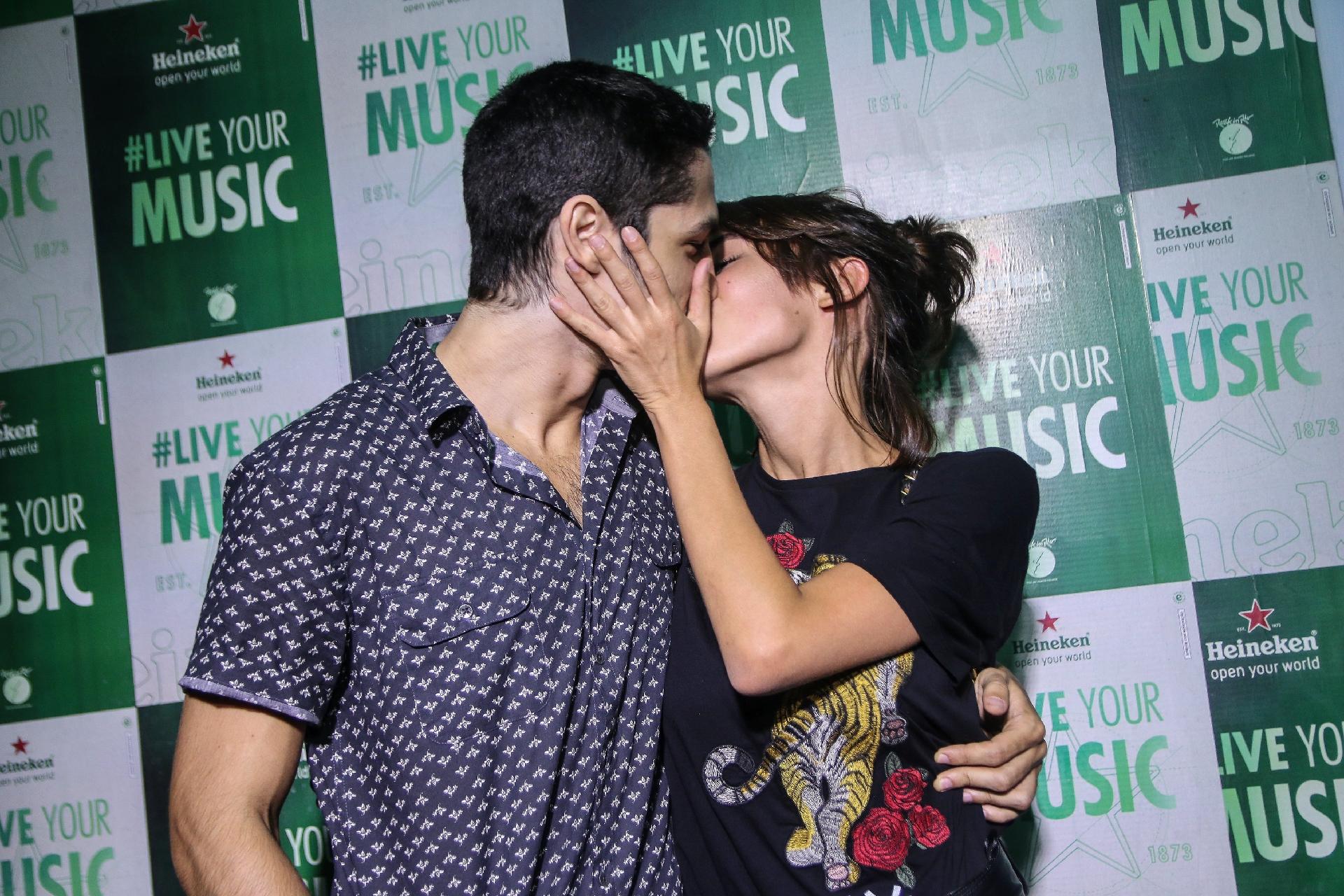 O casal de atores Gabriel Leone e Carla Salle - AgNews