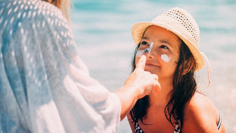 O protetor solar para o rosto costuma ser menos gorduroso e oferecer benefícios para o tratamento de manchas - iStock