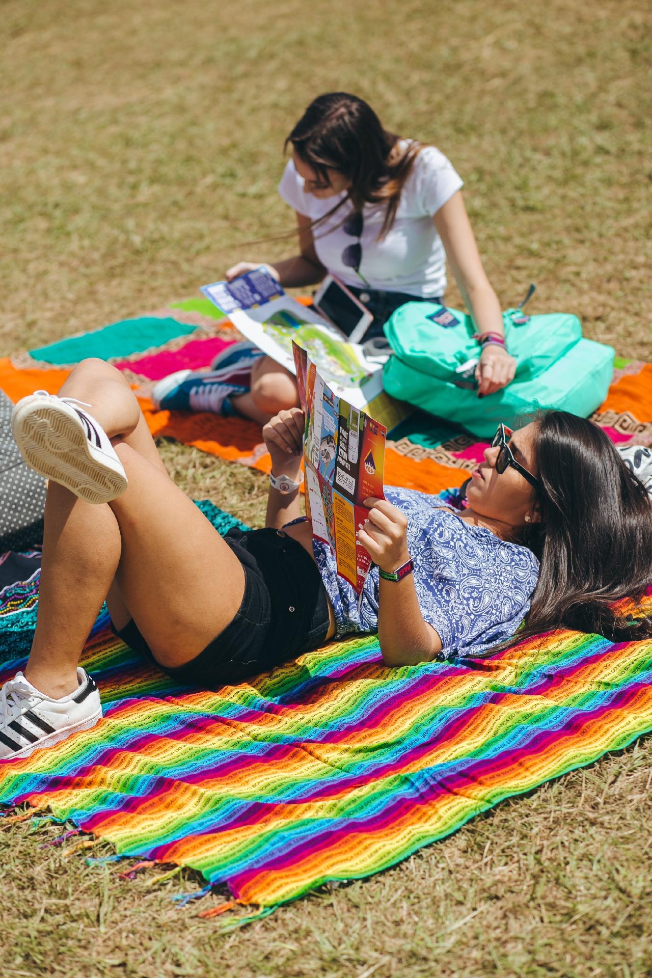 Público aproveita a grama para descansar no Lollapalooza Brasil 2018 - Felipe Gabriel/UOL