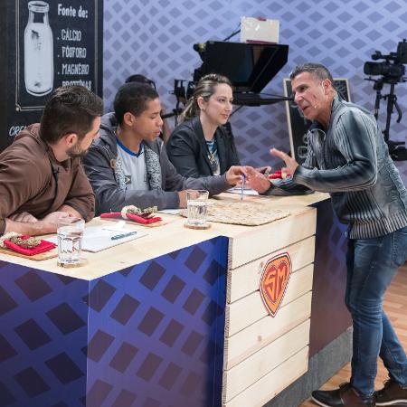 Eri Johnson conversa com os jurados do reality show "SuperMerendeiras", da TV Escola - Carlos Henrique Santos/Eye Photo Estudio - Carlos Henrique Santos/Eye Photo Estudio