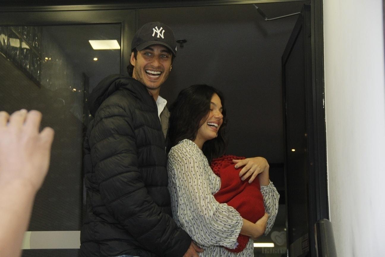 Isis e André não mostraram o rostinho de Rael na saída da maternidade, mas não se importaram com os fotográfos e posaram com muita alegria e emoção - Wallace Barbosa/Agnews