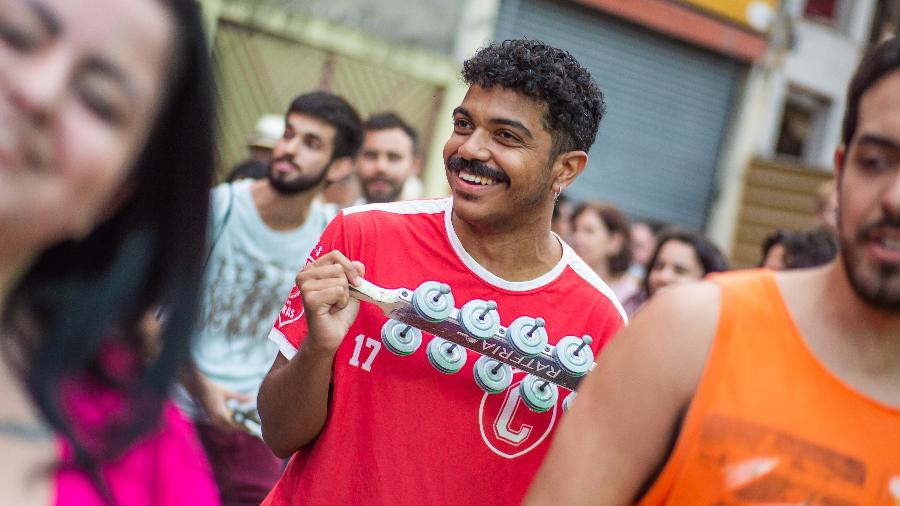 Ícaro Nogueira, ritmista da escola de samba Colorado do Brás, é gay assumido - Edson Lopes Jr./UOL