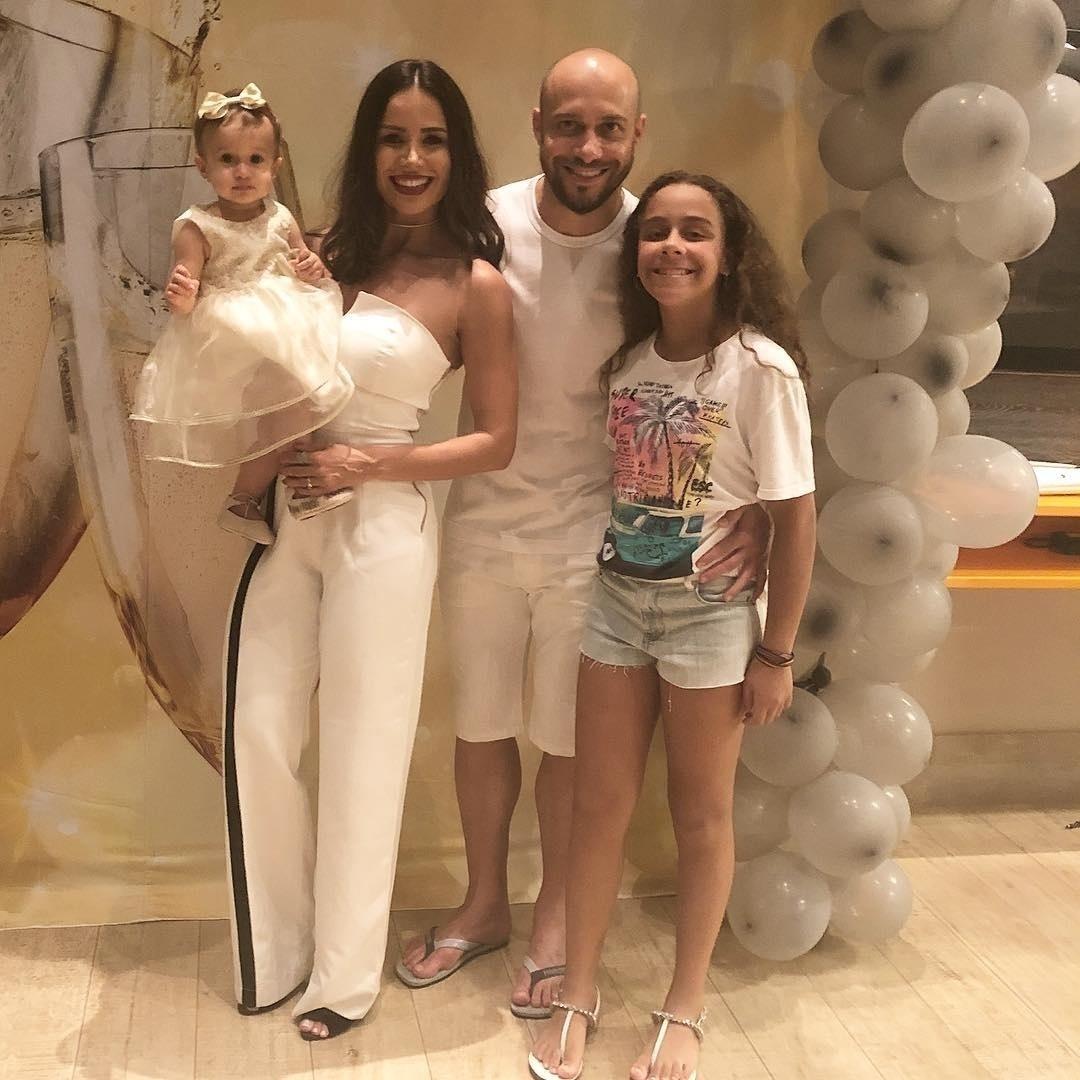 Leisi Almeida, bailarina do "Domingão do Faustão", é casada com Alessandro, ex-lateral e ex-gerente de futebol do Corinthians. Os dois tem uma filha, Valentina, de 11 meses, e ele também é pai de Ana Clara, de 12 anos - Reprodução/Instagram