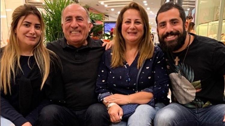 Kaysar com os pais e a irmã: "A família é o amor que plantamos em solo fértil, é o maior bem que podemos ter. É para amar por toda a vida", escreveu ele no Instagram - Reprodução/Instagram - Reprodução/Instagram