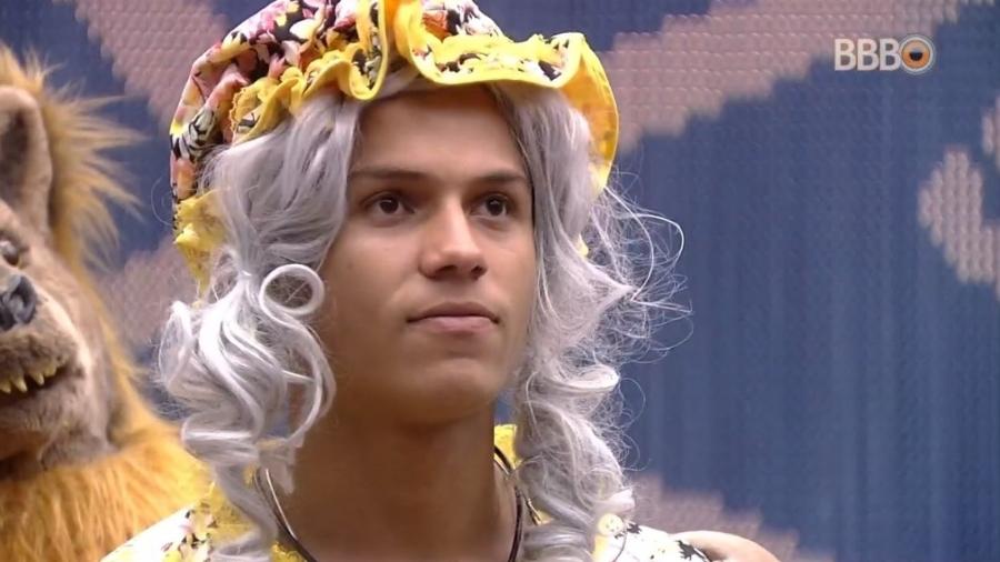 Danrley conversa com Gabriela e Rodrigo no quarto do líder - Reprodução/Globoplay
