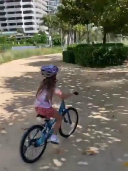 Luciano Huck mostra a filha Eva andando de bicileta - Reprodução/Instagram
