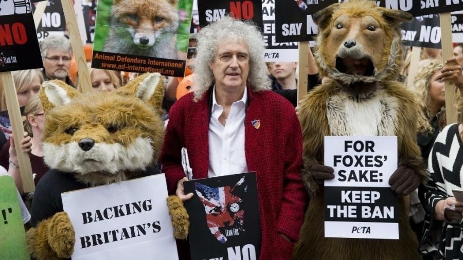 14.jul.2015 - O guitarrista da banda Queen, Brian May, participa de manifestação contra a caça de raposas em Londres - Justin Tallis/AFP