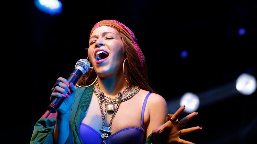 19.mai.2019 - A cantora Flora Matos se apresenta no palco Sao Bento, centro de Sao Paulo - Nelson Antoine/UOL
