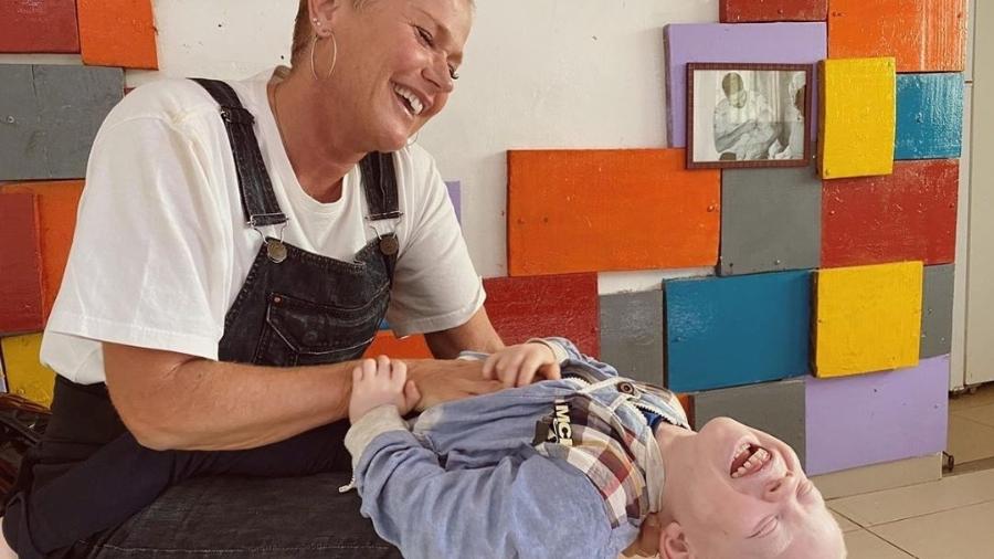 Xuxa brinca com criança albina em Angola - Reprodução/ Instagram