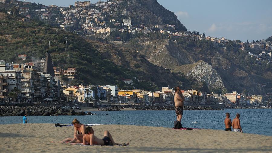 A Sicília está desde 30 de agosto na zona amarela, regime que obriga o uso de máscaras ao ar livre e estabelece um limite de quatro pessoas por mesa em restaurantes - Sean Gallup/Getty Images