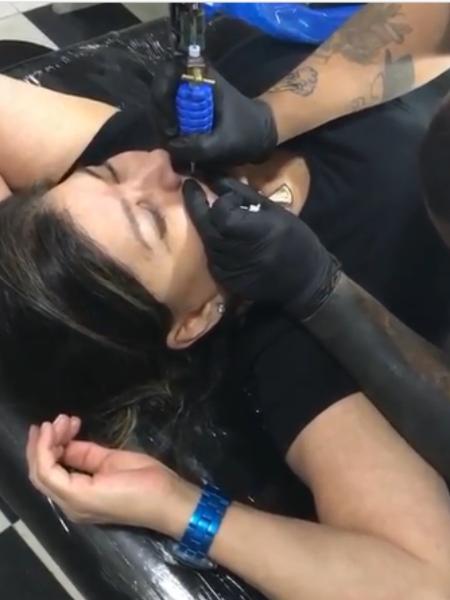 Roberta Miranda em sua sessão de tatuagem - Reprodução/Instagram