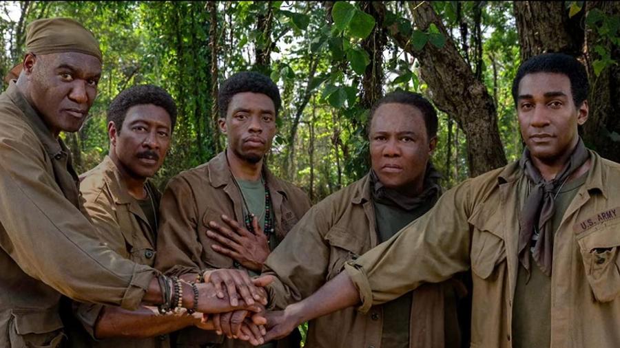 Chadwick Boseman (centro) em Destacamento Blood (2020), de Spike Lee, com Clarke à esquerda - Reprodução