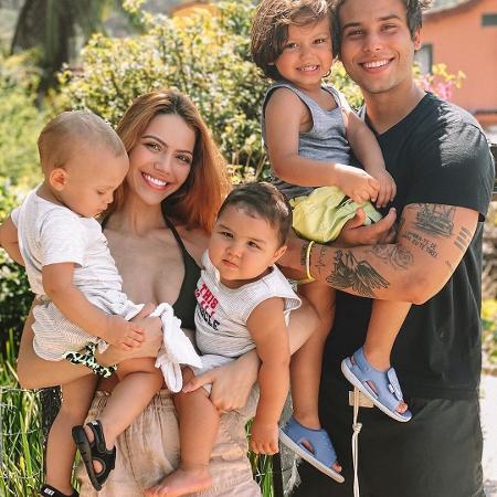 Sarah e Jonathan Couto moram na mansão da família junto com os filhos, José, João e Josué - Reprodução / Instagram