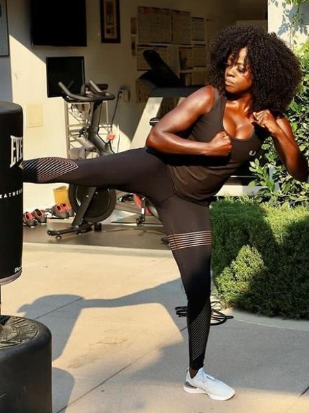 Viola Davis fazendo exercício - Reprodução/Twitter