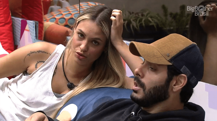 BBB 21: Sarah e Rodolffo conversaram na sala - Reprodução/Globoplay - Reprodução/Globoplay