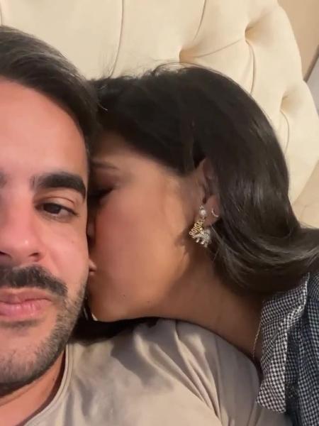 Kaká Diniz ganha beijo de Simone - Reprodução/Instagram @simoneses