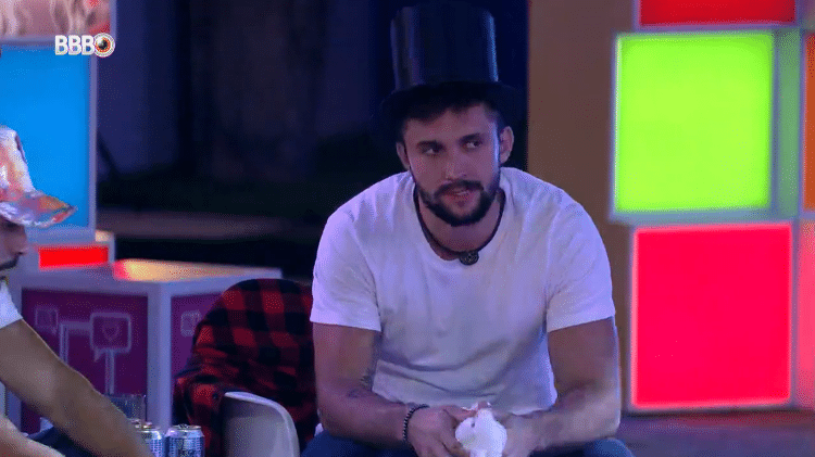 BBB 21: Arthur conversa com Caio durante a festa da líder - Reprodução/Globoplay - Reprodução/Globoplay