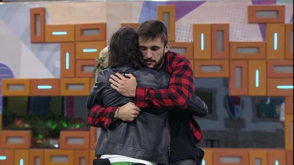 BBB 21: Arthur abraça Fiuk em noite de eliminação - Reprodução/Globoplay