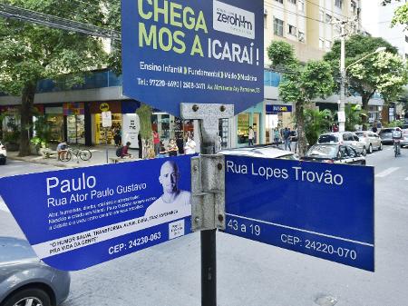 Placa da rua Ator Paulo Gustavo, que fica no bairro de Icaraí, em Niterói (RJ) - ANDRÉ CYRIACO/ESTADÃO CONTEÚDO