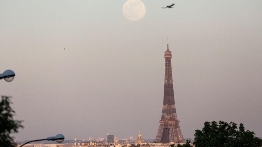 Torre Eiffel, com a superlua de abril: atração reabrirá ao público em julho - Sam Tarling/Getty Images