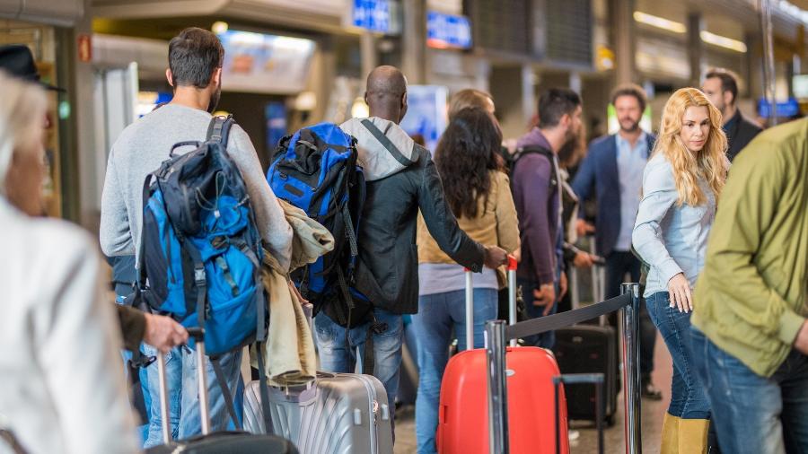 Passageiros em fila em aeroporto; caos aéreo na Europa cancela voos e faz tempo de espera aumentar - iStockphotos