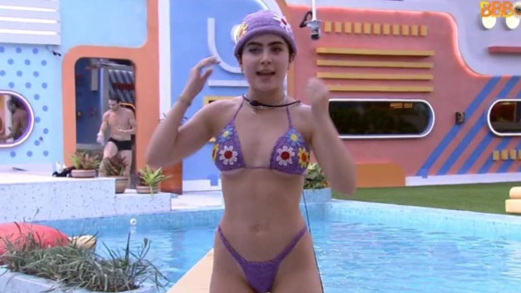 BBB 22: Jade Picon vira assunto nas redes sociais após tampar umbigo com fita na hora de entrar na piscina - Reprodução/Globoplay