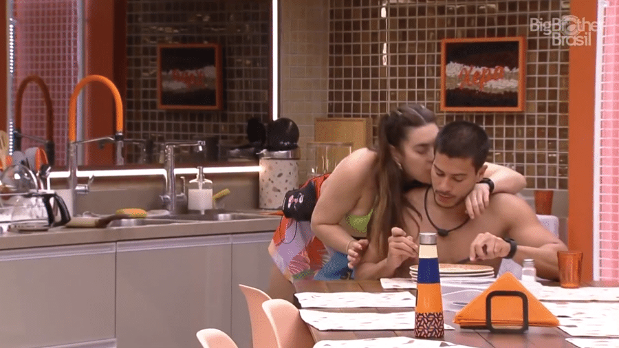 BBB 22: Naiara Azevedo dá beijinho em Arthur Aguiar - Reprodução/Globoplay