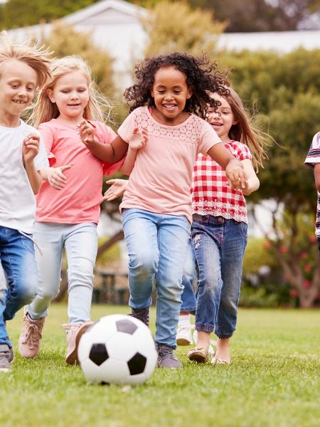 Menino pode brincar de boneca e menina pode jogar futebol, SIM! - Revista  Crescer