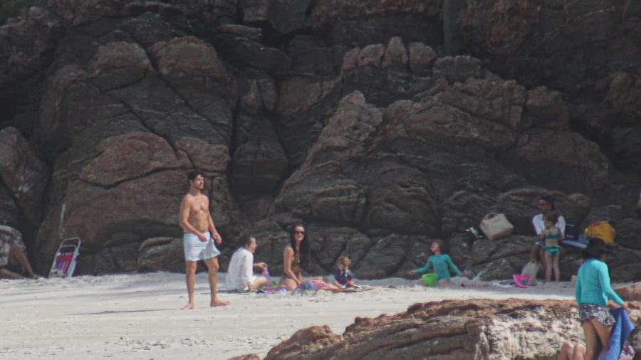 Rafa Kalimann e José Loreto são vistos juntos em praia - Angélica Martins / Agnews