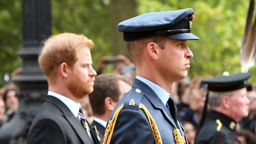 Harry e William no funeral da rainha Elizabeth 2ª; briga de irmãos foi um dos conflitos familiares expostos no livro "Spare" - Getty Images