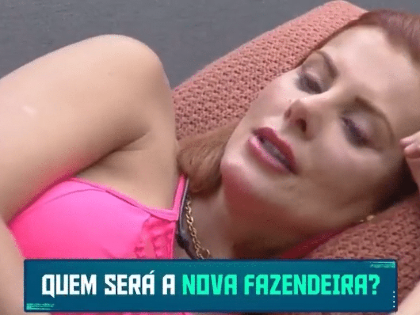 Deborah reclama de aliada: 'Ela me dá umas patadas que não entendo'