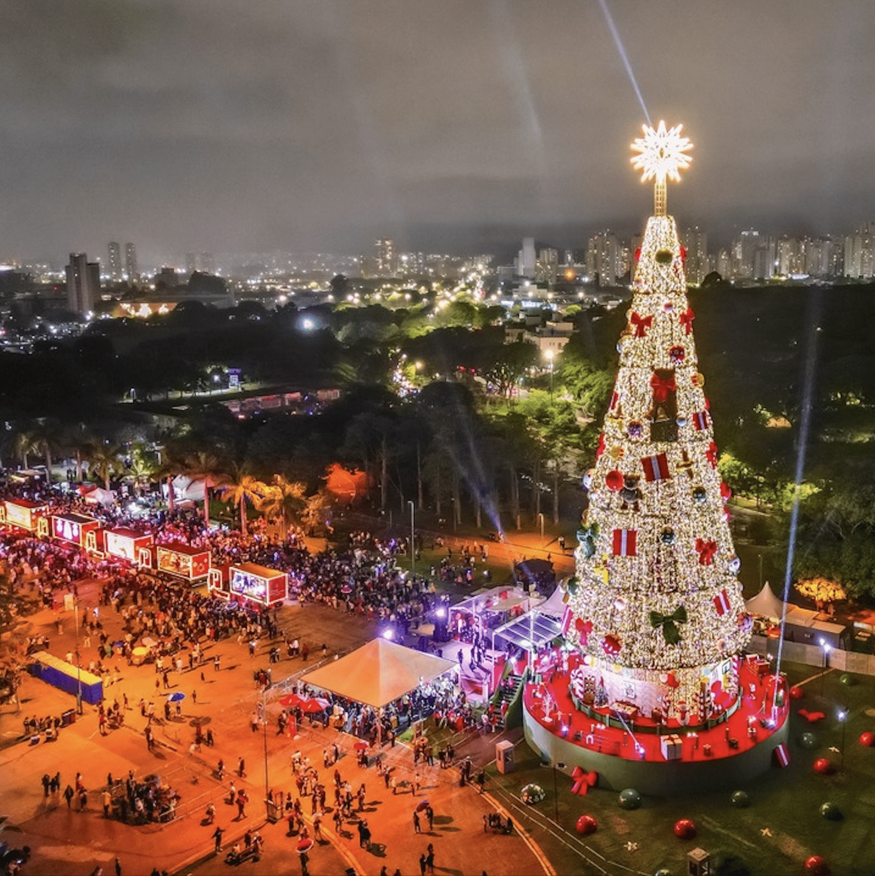 Árvore de Natal de 52 metros é inaugurada no Parque Villa-Lobos, em SP
