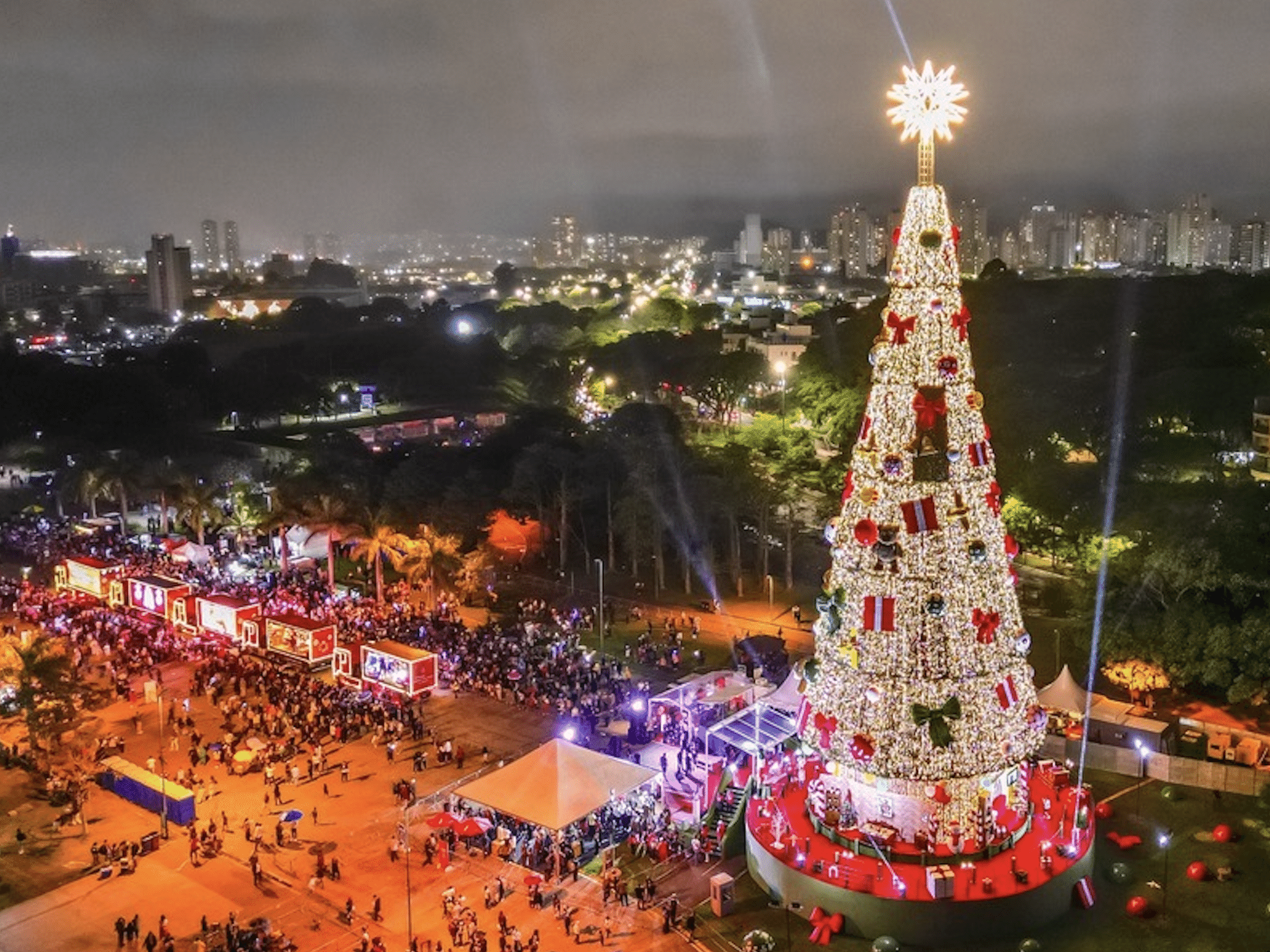 Árvore de Natal de 52 metros é inaugurada no Parque Villa-Lobos, em SP
