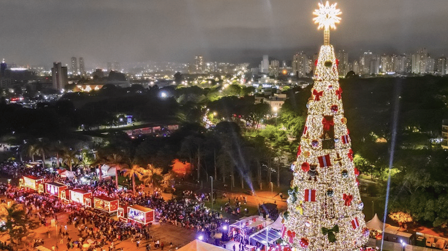 Árvore De Natal De 52 Metros é Inaugurada No Parque Villa Lobos Em Sp