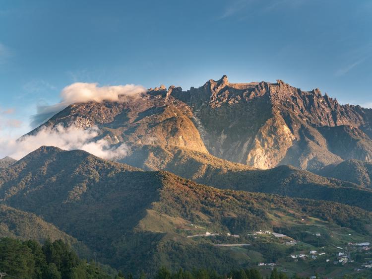 Vista panorâmica da cordilheira rochosa no Parque Nacional Kinabalu 