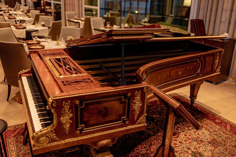 Piano raro 1850, da marca Erard, foi adquirido por Fabrizio Guzzoni e hoje faz parte da decoração luxuosa do hotel