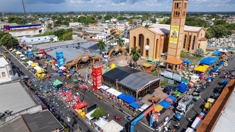 População de Parintins dobra durante o festival