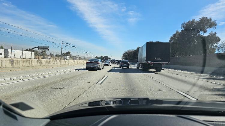 Los Angeles: via congestionada e faixa da esquerda vazia