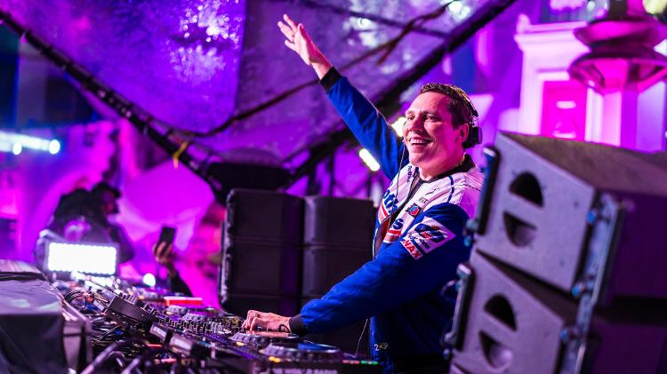 O DJ holandês Tiësto, durante apresentação no Tomorrowland Brasil 2023