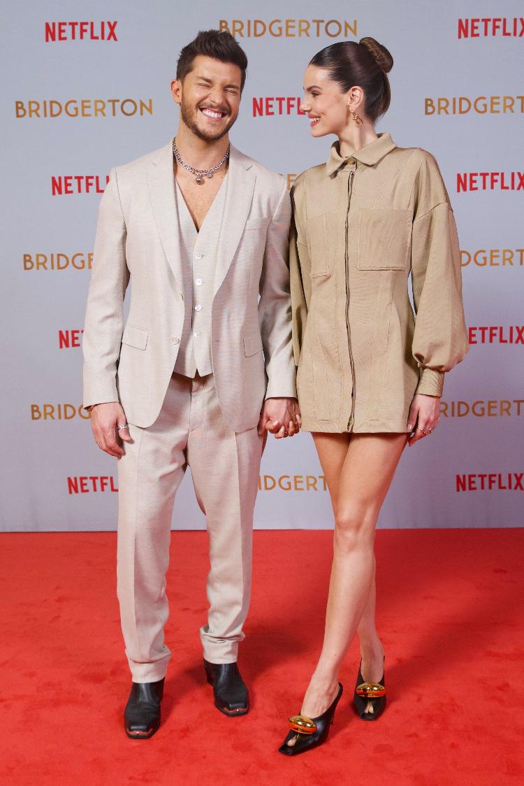 Camila Queiroz e Klebber Toledo em festa da Netflix