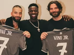 Vini Jr. encontra Maluma e Bradley Cooper e presenteia astros: 'Um prazer'