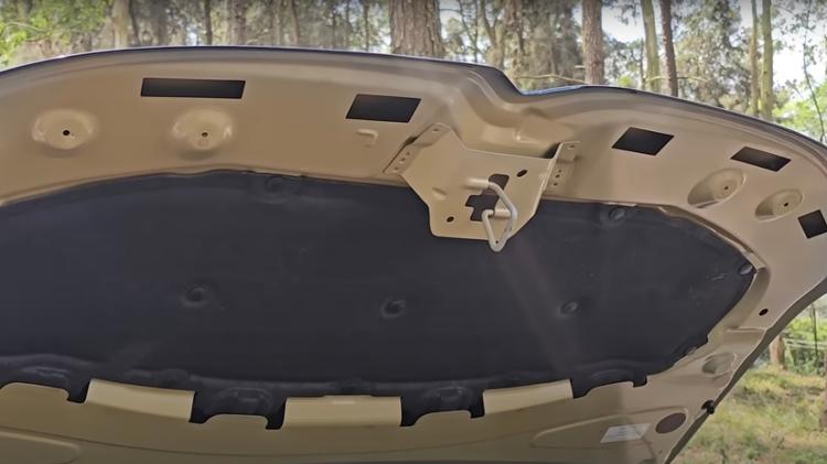 Parte interna do capô do Citroën Basalt sai da fábrica apenas com primer, que é o revestimento aplicado antes da pintura Parte interna do capô do Citroën Basalt sai da fábrica apenas com primer, que é o revestimento aplicado antes da pintura