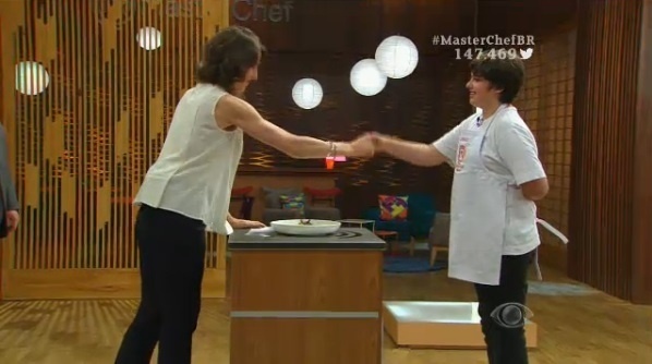 Paola Carosella cumprimenta Lorenzo por french rack de javali - Reprodução/Band