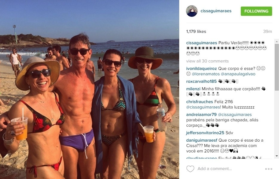 29.dez.2015 - Aos 58 anos, Cissa Guimarães mostra por que é a eterna garota que "a garota que quebra o coco, mas não arrebenta a sapucaia", ao exibir esse corpo enxuto na praia, ao lado dos amigos - Reprodução/Instagram/cissaguimaraes