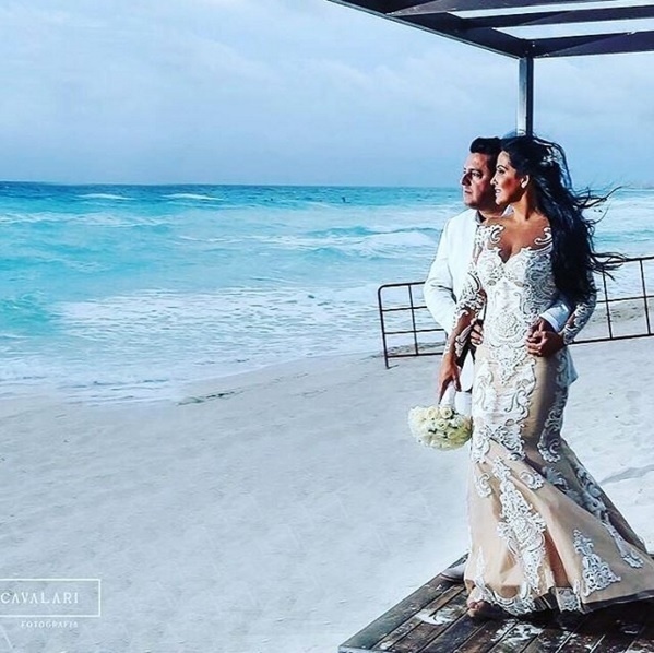 16.fev.2016 - Ah, o amor... O sertanejo Bruno, que forma dupla com Marrone, renovou os votos de 20 anos de casamento com Marianne Rabelo numa cerimônia na praia de Cancún, no México. O cantor publicou um registro da festa em seu perfil no Instagram - a celebração teve presença de amigos famosos, como os também sertanejos Mariano e Fabiano (dupla com César Menotti) - Reprodução/Instagram/brunodobem