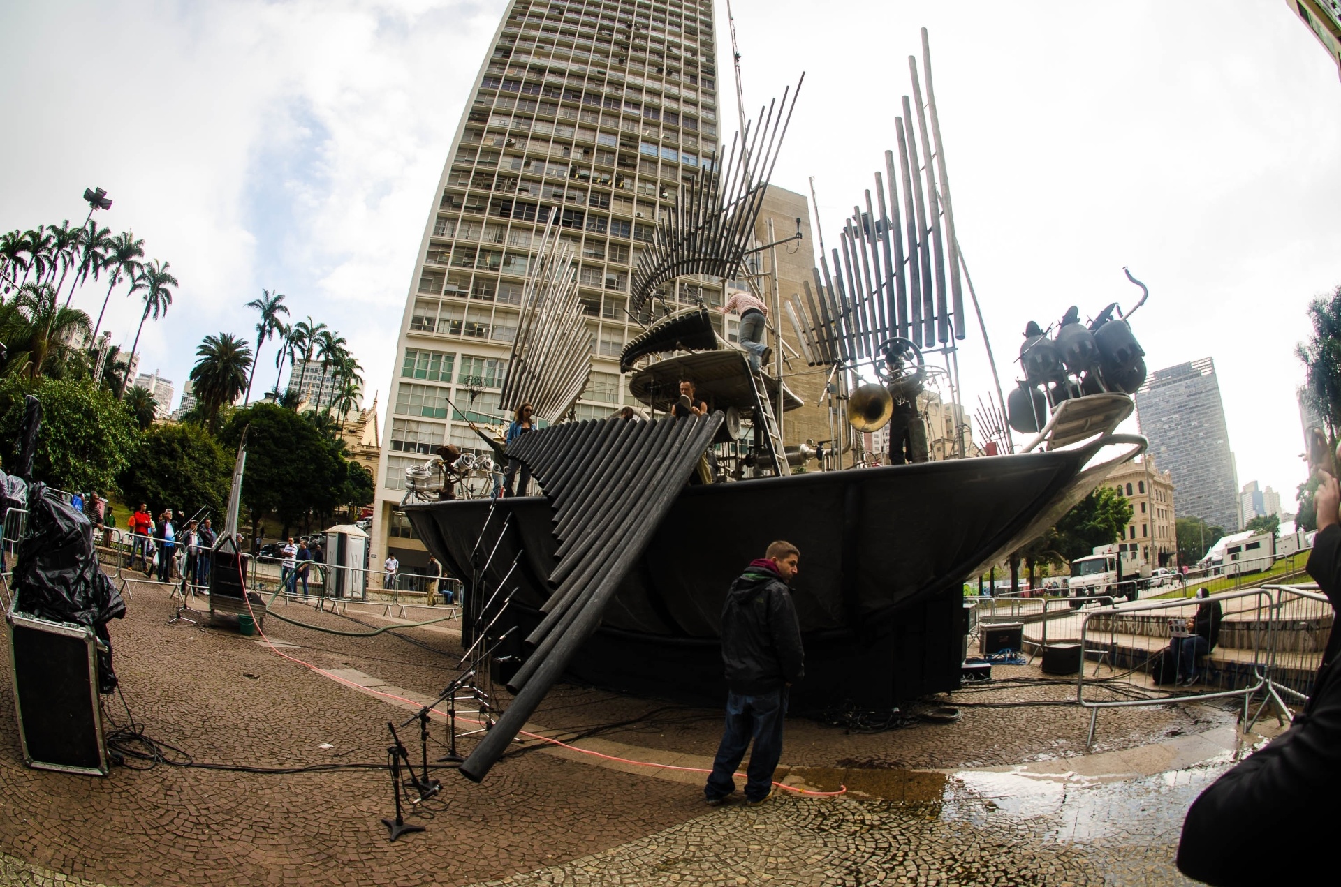 20.mai.2016 - Ensaio do grupo Pyrophone Juggernaut, no Vale do Anhangabaú, em São Paulo (SP), nesta sexta-feira (20). O instrumento é o maior órgão de fogo multi-oitavado do mundo e tem 10 metros de altura. O grupo se apresenta no palco dos Musicais durante a Virada Cultural 2016 - Rogério Cavalheiro/Futura Press