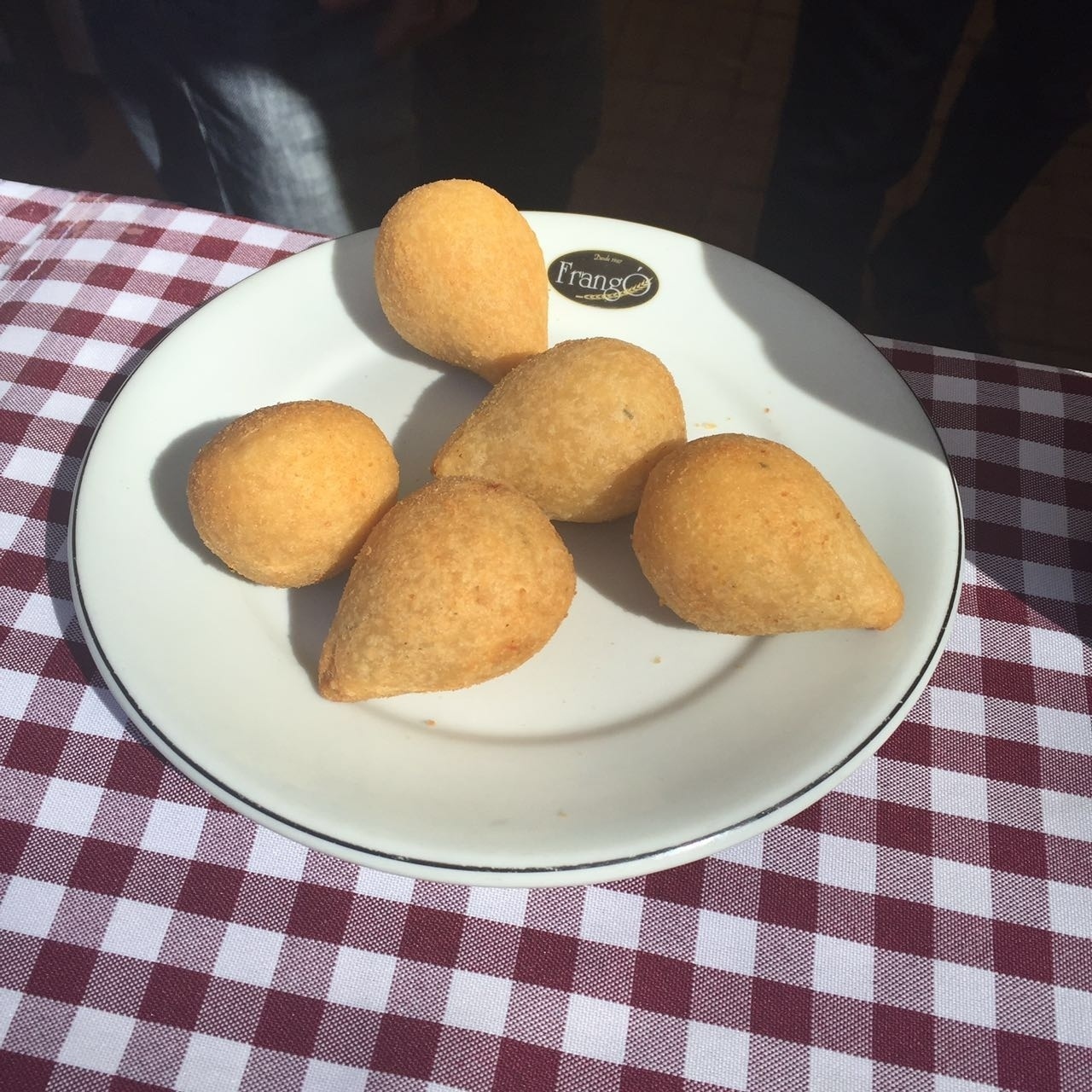22.mai.2016 - Recheada com catupiry, a coxinha do Frangó é um dos salgados que fazem sucesso na Virada Cultural - Renata Nogueira/UOL