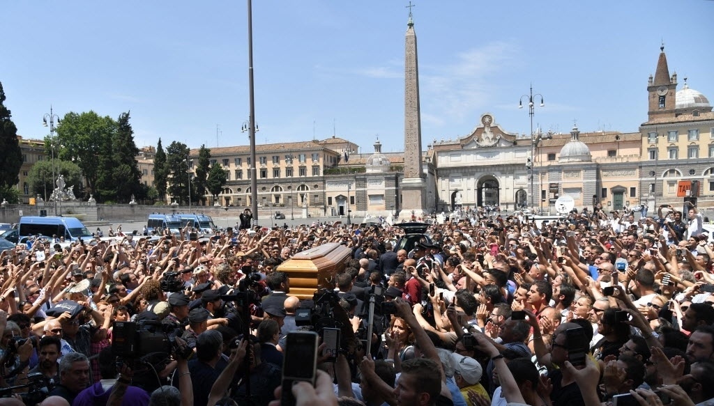 30.jun.2016 - Multidão acompanha caixão do ator italiano Bud Spencer no velório em frente à Igreja dos Artistas em Santa Maria, em Roma - AFP