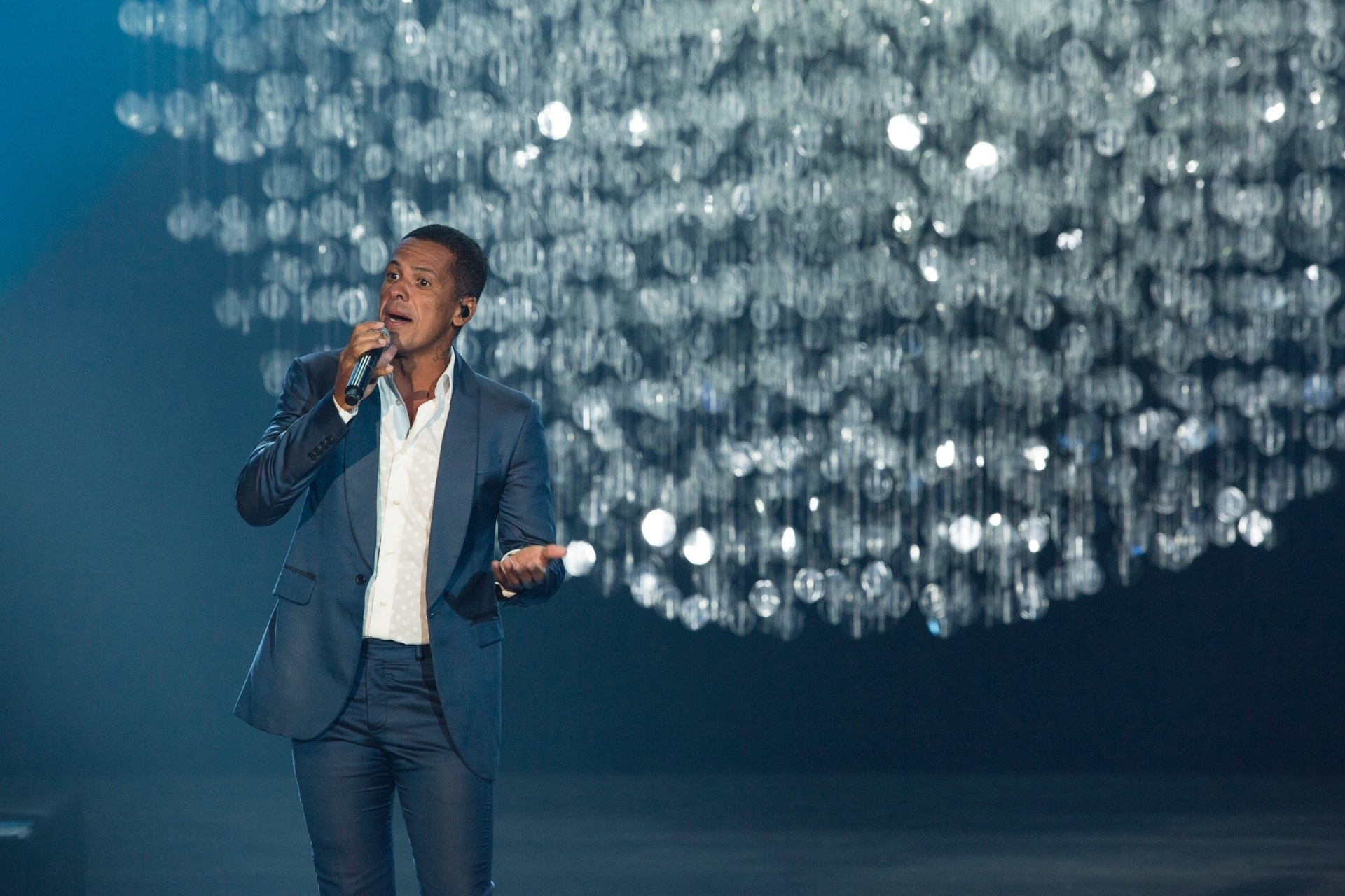 11.jul.2016 - "Todo Menino é um Rei", de Roberto Ribeiro, é interpretada por Leandro Sapucahy. O programa gravado em abril, na Cidade das Artesm, no Rio de Janeiro, vai ao ar na noite de 12 de julho no Canal Viva - Marcelo Tabach