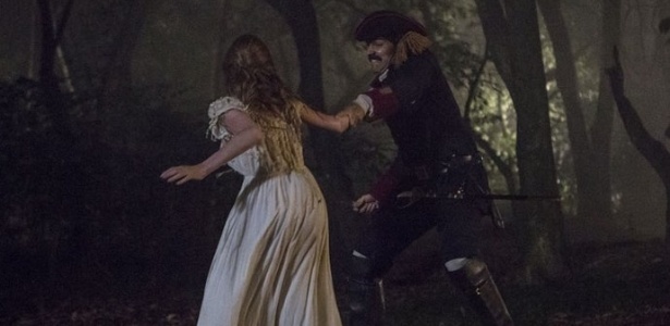 Numa clareira, Tolentino (Ricardo Pereira) esfaqueia Gironda (Hanna Romanazzi) em "Liberdade, Liberdade" - Reprodução/GShow - Reprodução/GShow